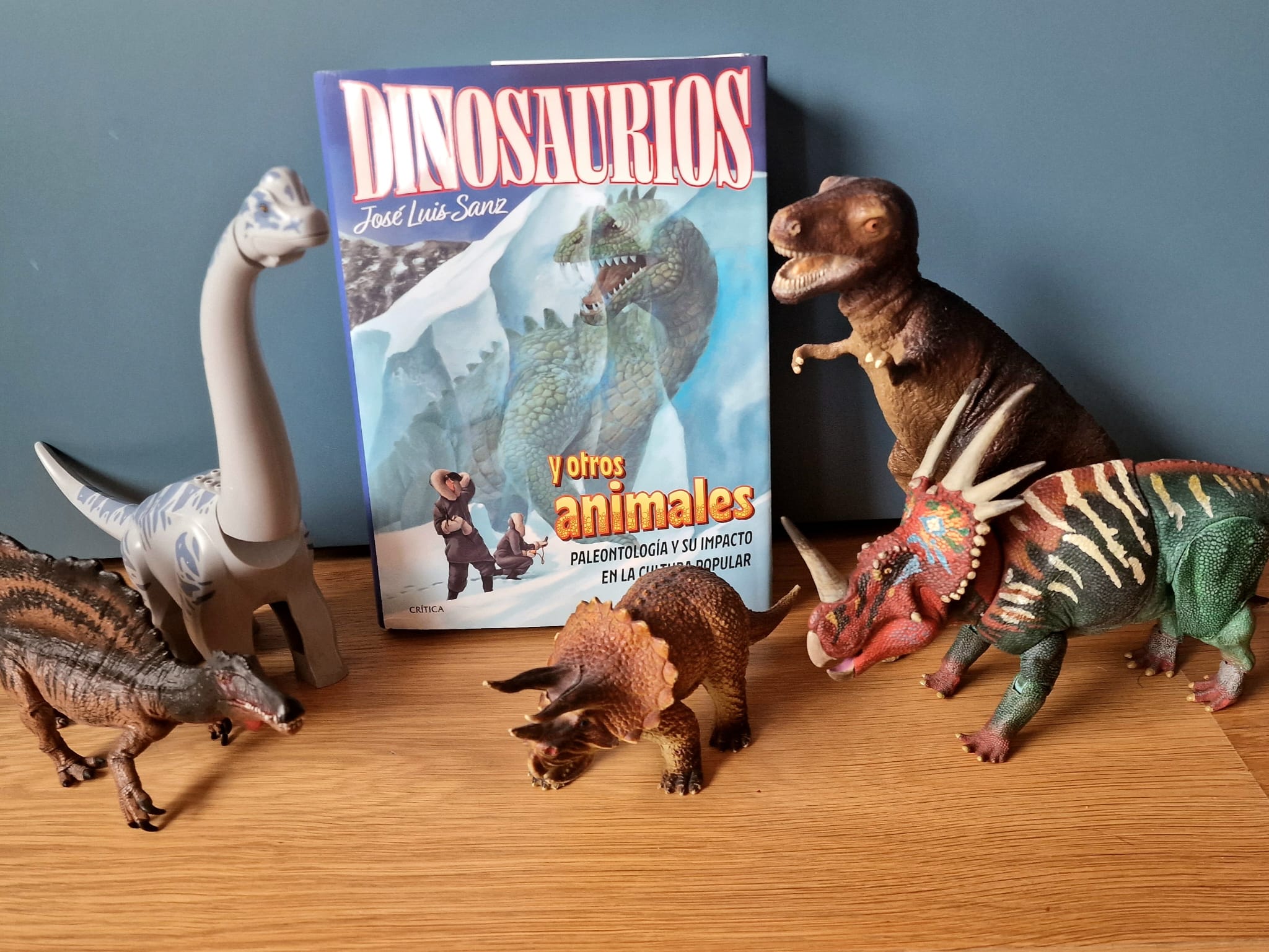 José Luis Sanz libro Dinosaurios y otros animales. Paleontología y su impacto en la cultura popular